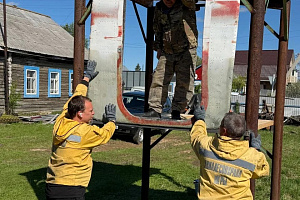 Что для кого-то мусор, для наших специалистов — возможность создать что-то полезное. Сотрудники Берёзовского авиаотделения нашли на свалке часть борта от самолёта Ан-2 и приступили к строительству учебного тренажёра.