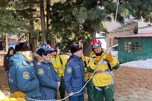 С ответным визитом сотрудники Центра управления в кризисных ситуациях Главного управления МЧС России по ХМАО-Югре сегодня посетили Авиабазу.