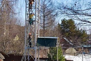 К наступлению пожароопасного сезона в Луговском авиаотделении идёт активная подготовка. 26 марта здесь прошли тренировочные спуски с вышки-тренажера — важный этап отработки навыков.