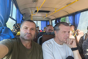 Группа Сергея Санникова была доставлена на пожар в тундру Ямала, недалеко от города Тарко-Сале. Туда, где кончаются кедры и начинается бесконечная плоскость, где ветер гуляет почти без преград, а горит сама земля — мох, лишайник, сухая трава.