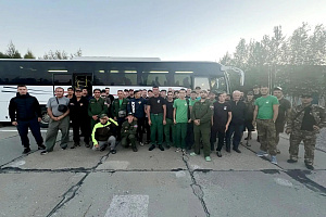 Нижневартовский район сейчас — зона особого внимания. Вчера вечером на помощь югорским лесным пожарным прибыло подкрепление из федерального резерва — 50 опытных сотрудников ПДПС из Бурятии. Совместно с нашими работниками сегодня они приступают к тушению в