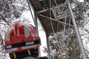 В обширной тайге Югры, где вертолёт порой — единственная связь с миром, работа десантника-пожарного — это применение отточенных до автоматизма навыков.