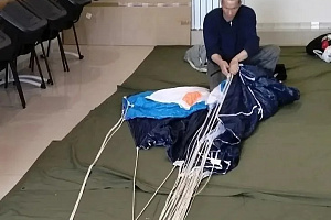 Парашютисты - пожарные Игримского авиаотделения оттачивают мастерство укладки парашютов