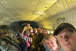 На фото — спокойные и уверенные лица. Старший лётчик-наблюдатель ЛПО Пётр Шевцов и группа десантников - пожарных из Ханты-Мансийска во главе с инструктором Валерием Шушуновым. Они позируют объективу, но за кадром стоят суровые будни пожарного сезона.