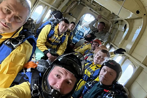 Видеокадры с воздушной тренировки парашютистов Советского авиаотделения от 21 мая: