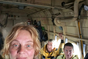 Лётчик-наблюдатель Марина Гончар сегодня высадила группу парашютистов под руководством Сергея Смирнова на лесной пожар в Нижневартовском районе. Под её крылом пятеро опытных бойцов нырнули к дыму над деревьями. Задача, поставленная Мариной Александровной,